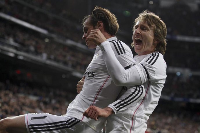 Los futbolistas del Real Madrid Luka Modric y Garet Bale celebrando un gol. 