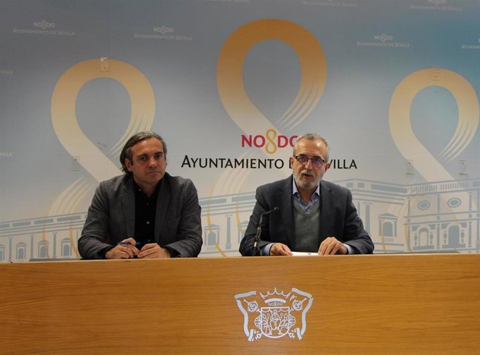 El gerente de Emvisesa, Felipe Castro, y el delegado de Bienestar Social del Ayuntamiento de Sevilla, Juan Manuel Flores, en una imagen de archivo