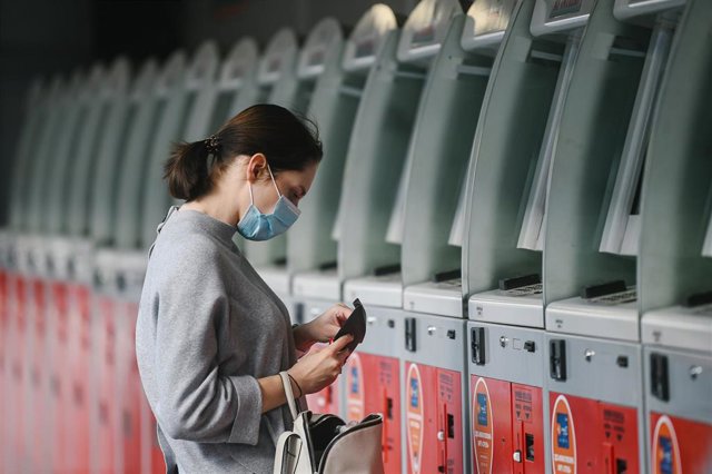 Una mujer con mascarilla en una estación de tren en Moscú