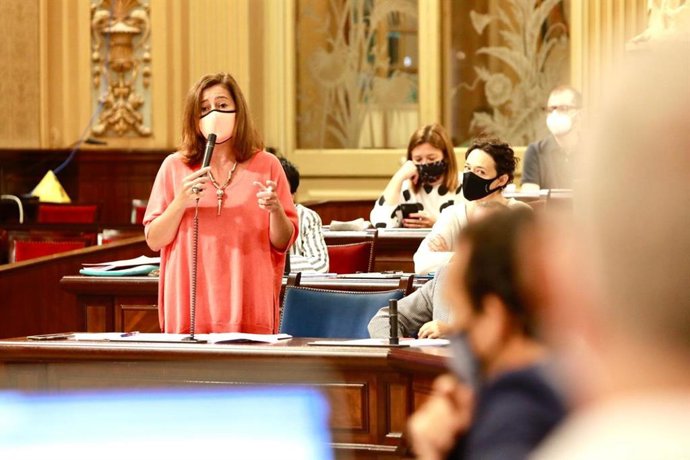 La presidenta del Govern, Francina Armengol, en el pleno del Parlament.