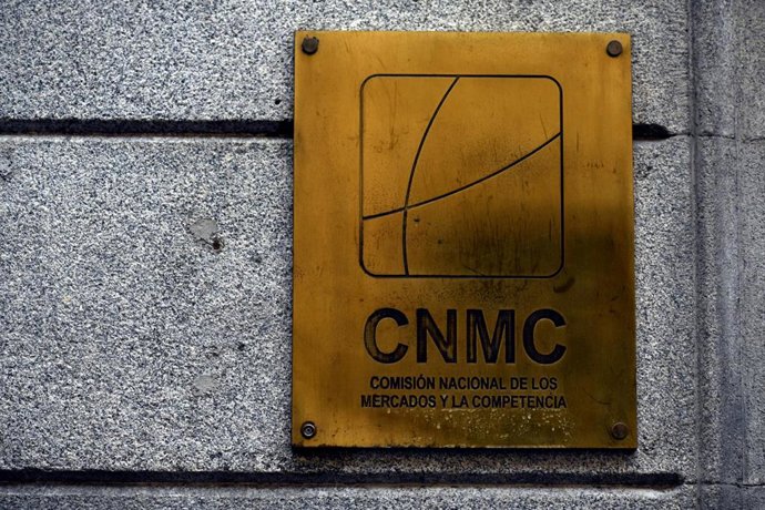 Placa identificativa en el edificio de la CNMC, en Madrid (España)