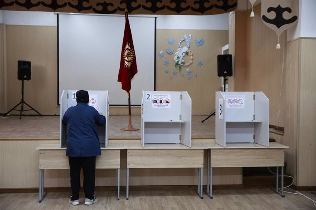 Colegio electoral en Bishkek por las elecciones parlamentarias
