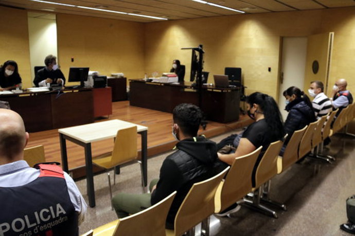 Quatre dels acusats de formar un entramat criminal que obligava dones a prostituir-se. Foto del judici del 6 d'octubre del 2020 (horitzontal)
