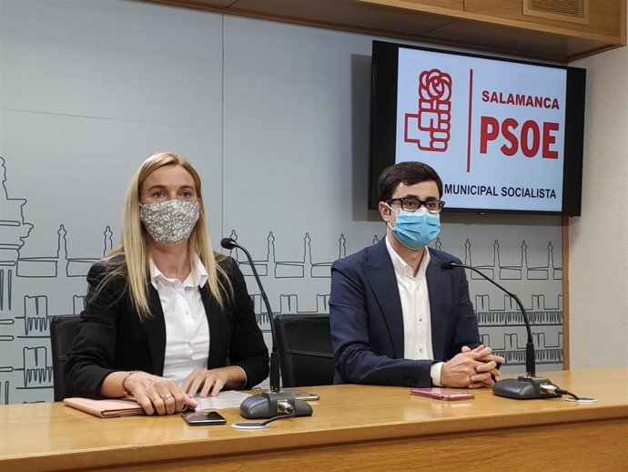 Los socialistas Erica Polo y José Luis Mateos en la sala de prensa del Ayuntamiento de Salamanca.