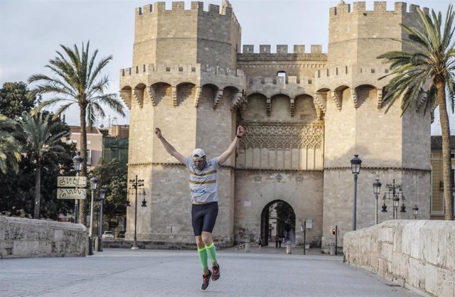 Un hombre corre en el primer día de salida en Valencia tras 48 días en casa por el coronavirus, en que los adultos pueden salir a pasear y a hacer deporte, en  Valencia / Comunidad Valencia (España), a 2 de mayo de 2020.