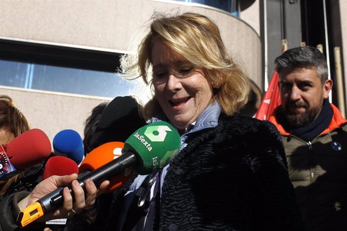 La expresidenta de la Comunidad de Madrid, Esperanza Aguirre, ofrece declaraciones a los medios de comunicación al salir de la Audiencia Provincial de Madrid tras declarar por el presunto espionaje político a cargos del PP en 2008. 