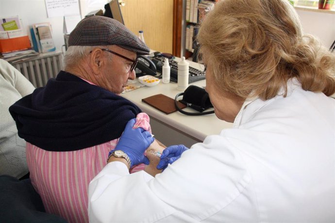 Anciano siendo vacunado de la gripe