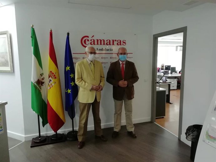 El presidente de la Red Logística de Andalucía y viceconsejero de Fomento, Infraestructuras y Ordenación del Territorio, Jaime Raynaud, firma un acuerdo con el presidente de las Cámaras de Andalucía, Javier Sánchez Rojas.
