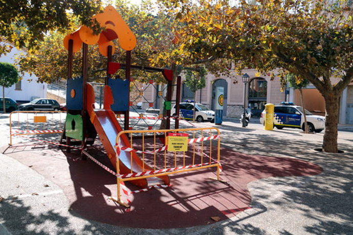 Pla general d'un parc infantil precintat al barri de Remolins de Tortosa. Imatge del 6 d'octubre del 2020 (horitzontal)