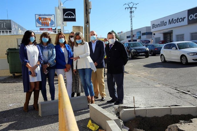 La alcaldesa de Toledo, Milagros Tolón, visita las obras de la calle Jarama