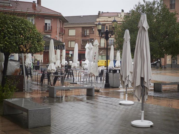 Terraza de un bar vacía, en una foto de archivo