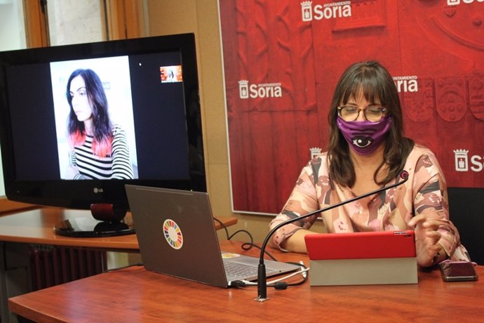 Yolanda Domínguez, de forma telemática, y Gloria Gonzalo explican la campaña 'Rompe el Estereotipo'.