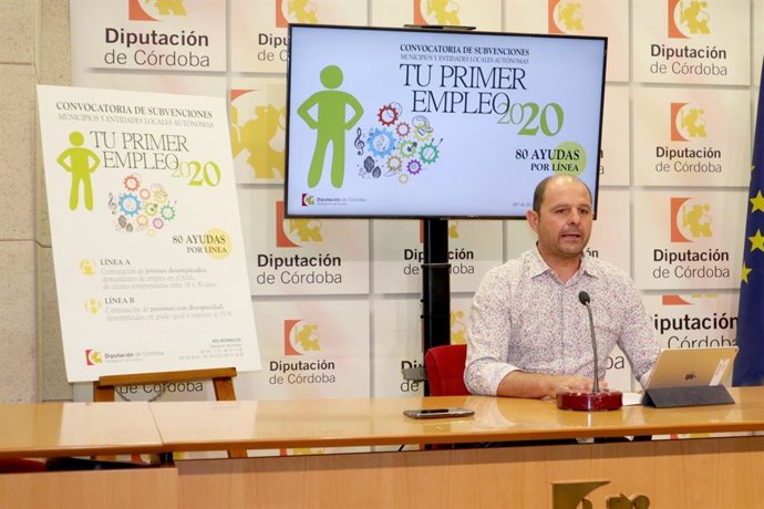El delegado de Empleo en la Diputación de Córdoba, Miguel Ruz, presenta 'Tu primer empleo', en una imagen de archivo