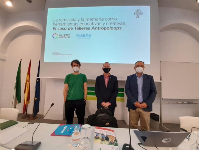 Rubén Alonso Mallén, director del curso, junto a José Ignacio García, rector de la UNIA, y Manuel Acosta, vicerrector de Extensión Universitaria y Sedes
