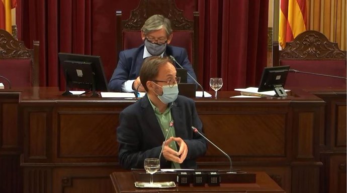 El diputado del Grupo Mixto Josep Castells, durante la presentación de la moción en el Parlament.