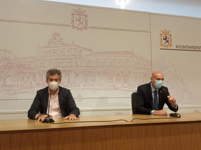 El Alcalde De León, José Antonio Diez, Junto Al Presidente De La Cámara De Comercio De León, Javier Vega.