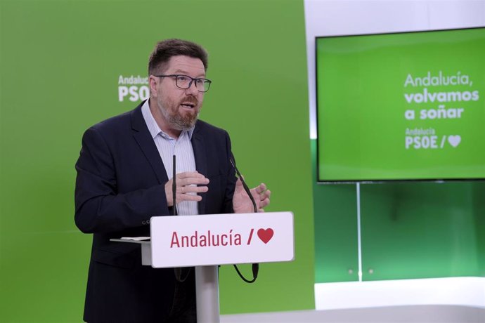 El portavoz adjunto del PSOE-A en el Parlamento andaluz, Rodrigo Sánchez Haro, en rueda de prensa este martes.