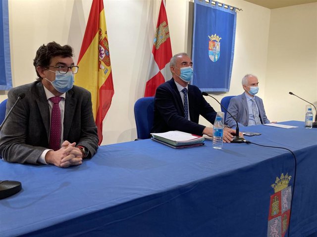 De izda. A dcha. El Gerente de Asistencia Sanitaria, Jorge Elízaga, el Delegado Territorial de la Junta en Segovia, José Mazarías, y el jefe de Atención Primaria, Luis Gonzálvez.
