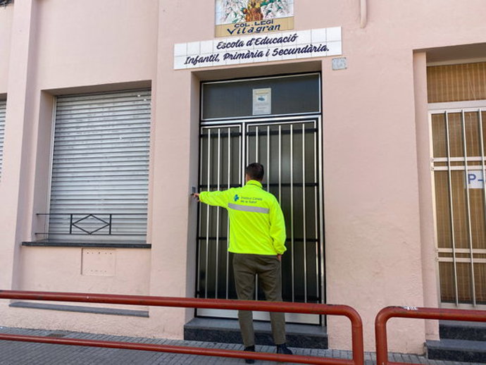 Pla mitj de l'entrada a l'escola Vilagran de Salt, el 6 d'octubre del 2020 (horitzontal)