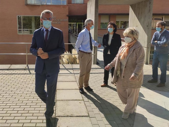 El delegado del Gobierno, Javier Izquierdo, primero por la izquierda, durante su visita al Centro de Investigación del Cáncer de Salamanca.