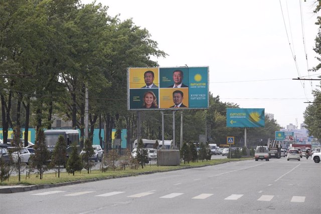 Propaganda electoral de cara a las elecciones parlamentarias del 4 de octubre en Kirguistán, en las calles de la capital del país, Bishkek.