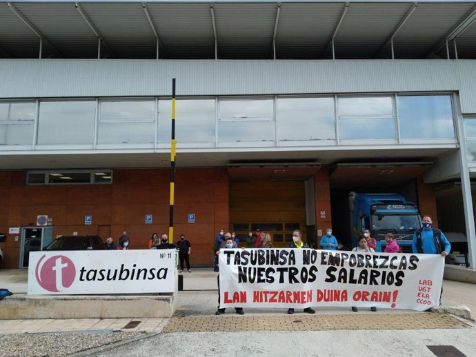 El comité de empresa de Tasubinsa se concentra para reclamar un convenio "digno".