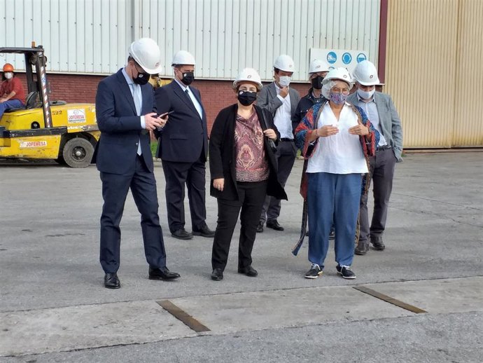 Visita de la alcaldesa de Gijón, Ana González, y del senador socialista  Francisco Blanco a las instalaciones del Tallerón de Duro Felguera, en Gijón