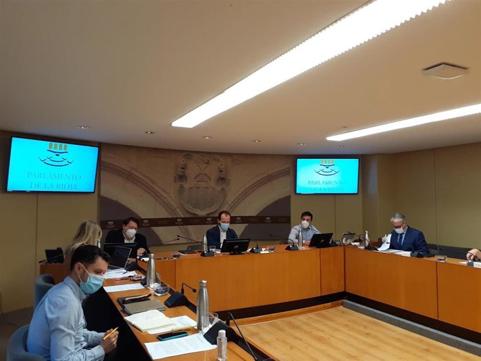 El consejero de Sostenibilidad y Transición Ecológica, Alejandro Dorado, ha comparecido en el Parlamento de La Rioja