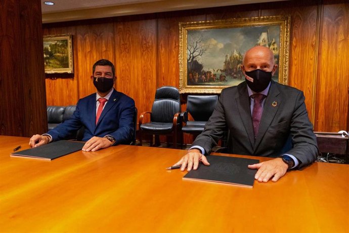 El presidente de la Cámara de Barcelona, Joan Canadell, y el ceo de la MWCapital, Carles Grau, firman un convenio de colaboración, el 6 de octubre de 2020.