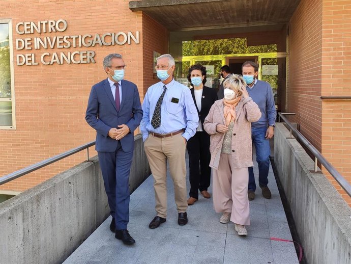 Javier Izquierdo, Primero Por La Izquierda, En Su Visita Al CIC De Salamanca.