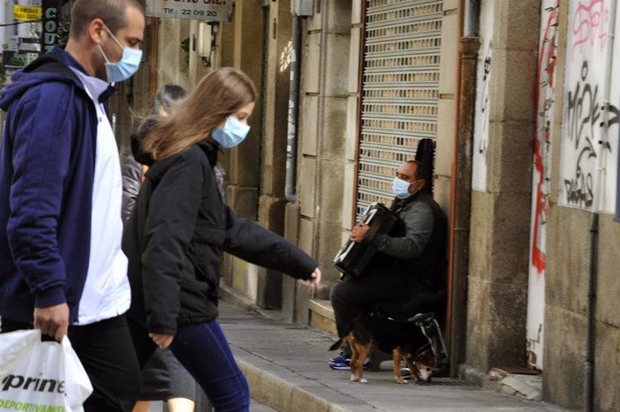 Vecinos de Ourense caminan por una de las calles del barrio de O Couto.