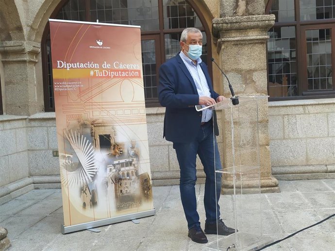 El presidente en funciones de la Diputación de Cáceres, Carlos Carlos, en rueda de prensa