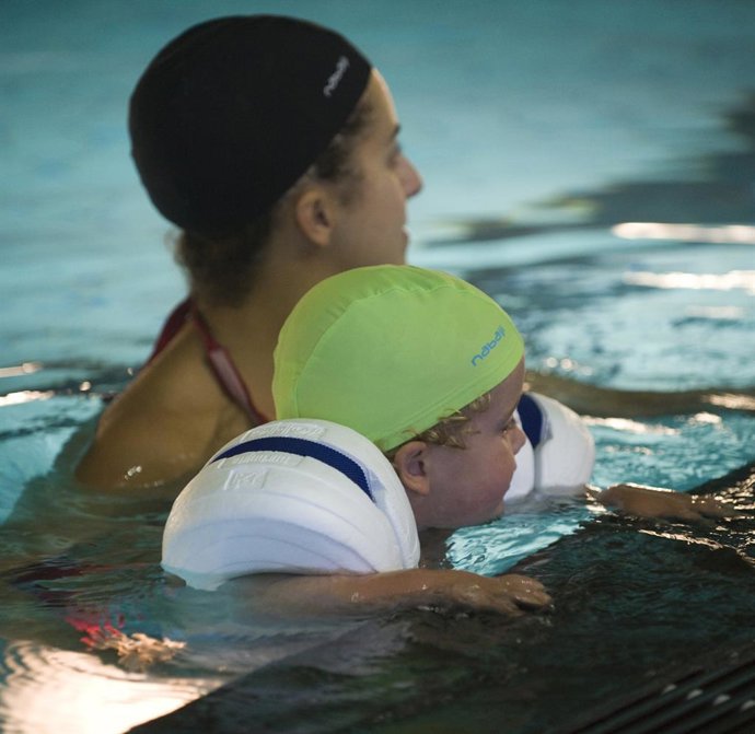 Haur bat amarekin igerilekuan