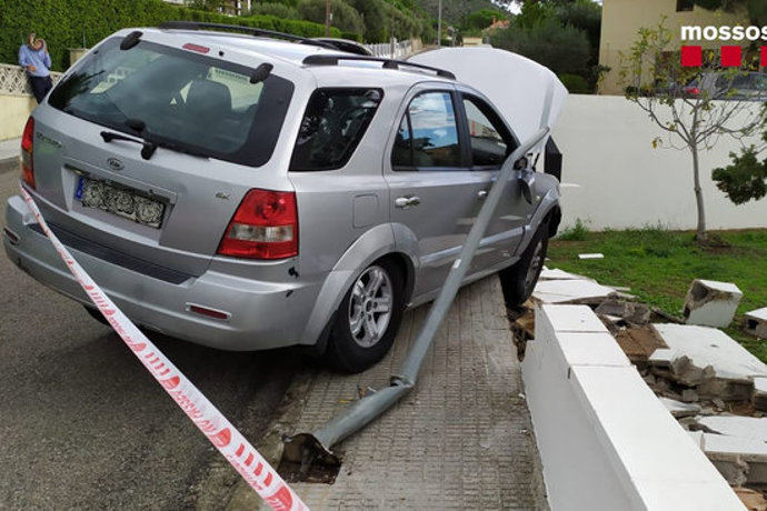 L'estat en qu va quedar el vehicle després d'estavellar-se contra el mur d'un casa a Pau, en una imatge cedida aquest 6 d'octubre del 2020. (Horitzontal)