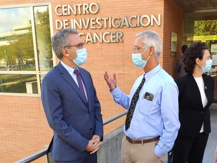 El delegado del Gobierno en Castilla y León, Javier Izquierdo, (i) habla con el director del CIC de Salamanca, Eugenio Santos (d).