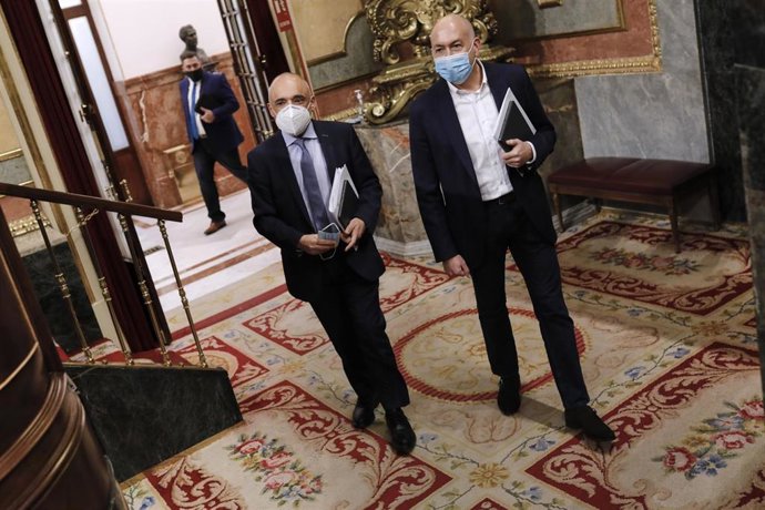 El diputado del PSOE Rafael Simancas (i) llega al Congreso de los Diputados para una sesión plenaria, en Madrid (España)