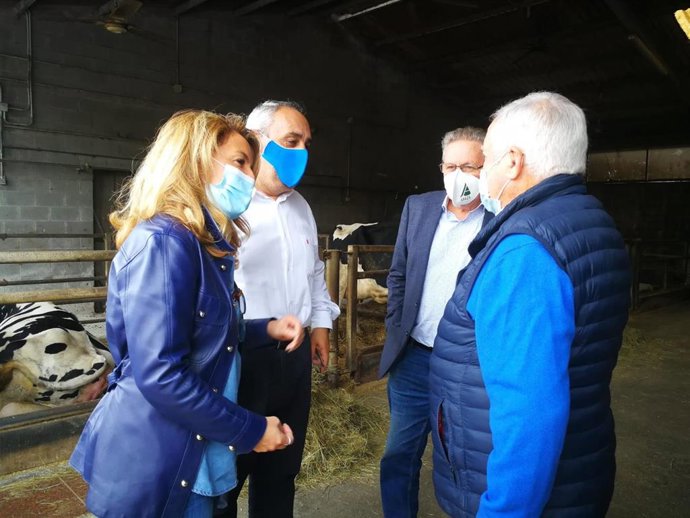 La portavoz del PP en la Junta General, Teresa Mallada, durante una visita a la ganadería La Corona, en el municipio de Gozón, en la que ha estado acompañada por el diputado responsable de Desarrollo Rural, Agroganadería y Pesca, Javier Brea.