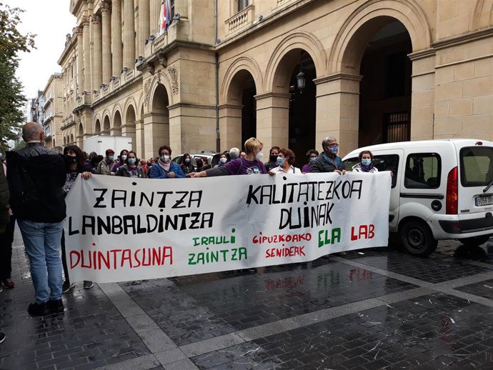 Manifestación de trabajadoras de residencias de Gipuzkoa en huelga