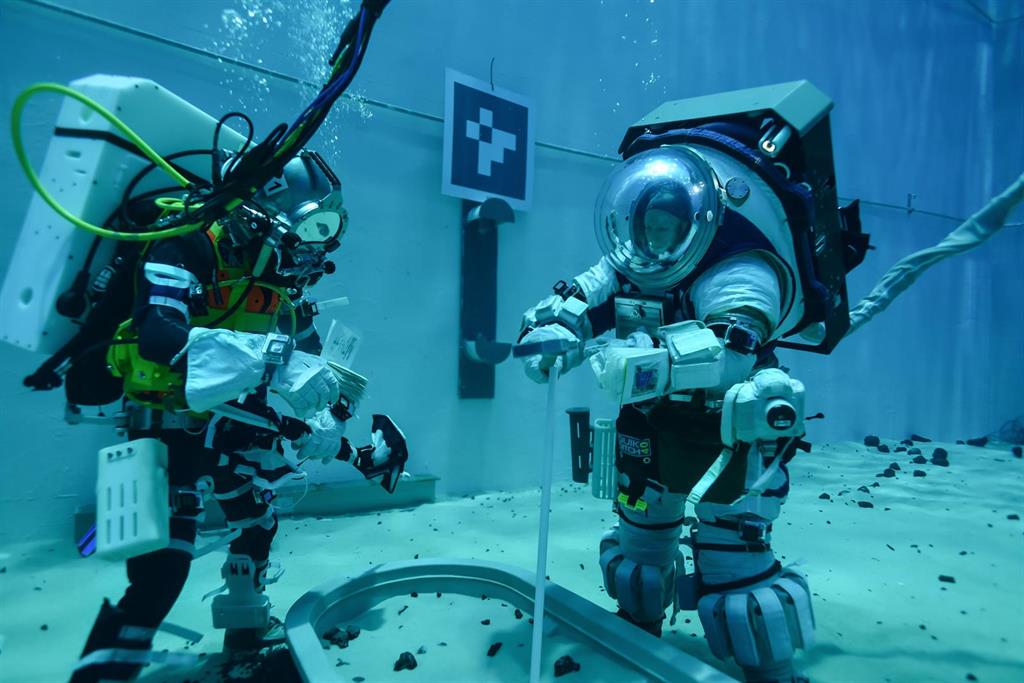 Prueba De Buceo Con El Impactante Nuevo Traje Lunar De La NASA