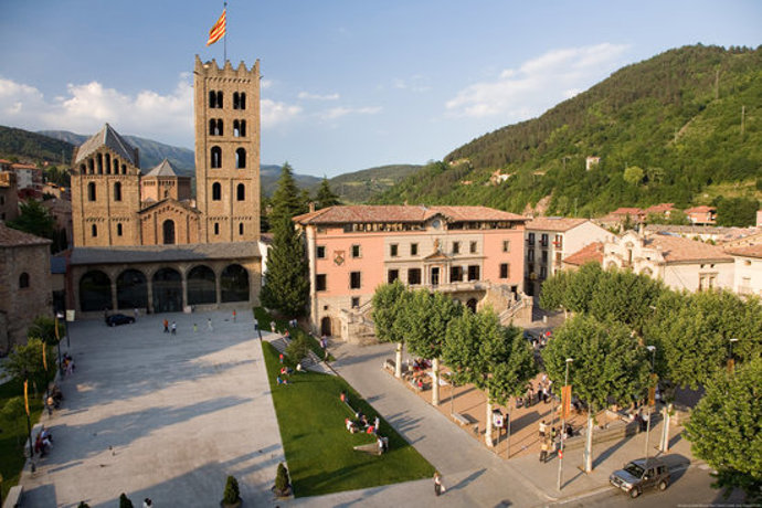 Pla general del monestir de Ripoll, una de les seus del festival Som Cultura, en una imatge d'arxiu cedida a l'ACN el 6 d'octubre de 2020 (Horitzontal)