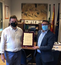 Entrega de la placa de reconocimiento a la Empresa Pública de Emergencias Sanitarias 061 de Huelva.