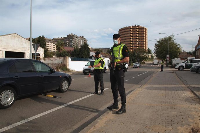 Guardias civiles controlan las carreteras de Calahorra. La Rioja ha confinado a partir de las 00,00 horas de hoy 1 de octubre, las poblaciones de Calahorra, Arnedo y Rincón de Soto, ante la alta incidencia de casos positivos por coronavirus