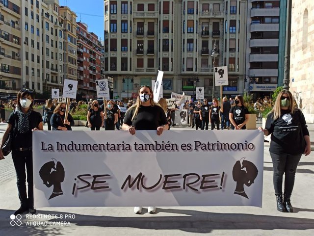 Manifestación en València La indumentaria también es Patrimonio, se muere.