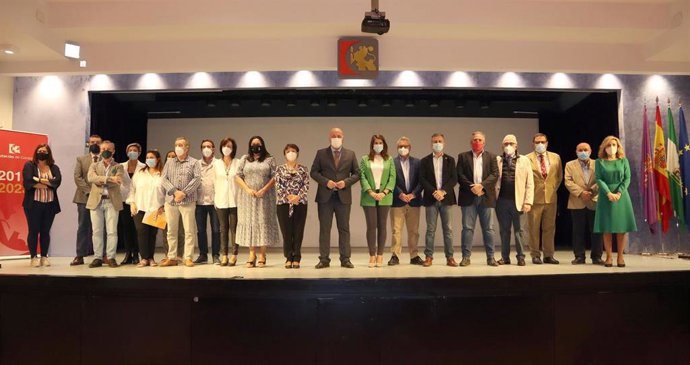 El presidente de la Diputación de Córdoba, Antonio Ruiz (centro), en la constitución del Consejo del Olivar