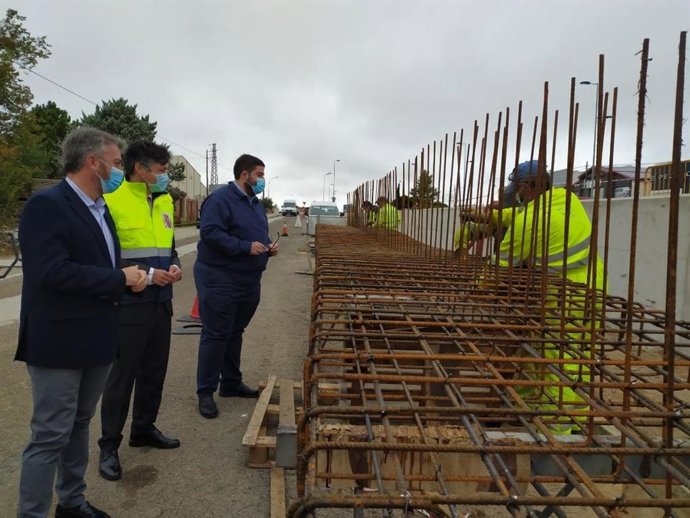 El alcalde de Ávila, Jesús Manuel Sánchez Cabrera, y el subdelegado del Gobierno, Arturo Barral, visitan las obras en el Polígono de Las Hervencias.