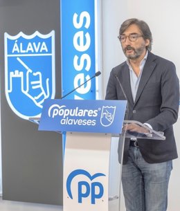 El presidente del PP de Álava, Iñaki Oyarzabal, en rueda de prensa