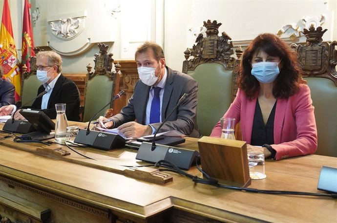 Mesa de presidencia del Pleno municipal del Ayuntamiento de Valladolid.