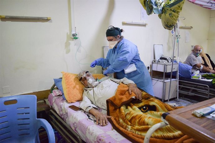 Un paciente atendido en una sala para pacientes de coronavirus en el hospital Al-Kindy de Bagdad, apoyado por MSF