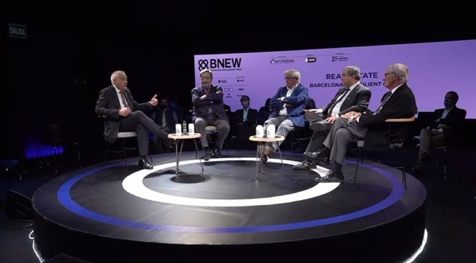Los exalcaldes de Barcelona Narcís Serra. Joan Clos, Jordi Hereu y Xavier Trias en un debate en el BNEW moderado por el delegado del Estado en el CZFB, Pere Navarro.