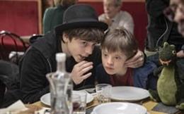 Fotograma de la película 'El meu germ persegueix dinosaures' de Stefano Cipani